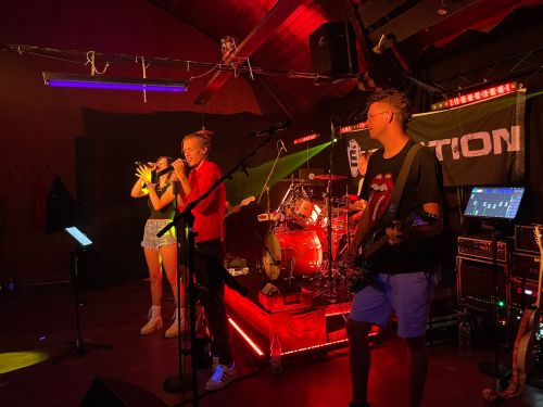 Die Coverband Eendstation (auch bekannt als Endstation oder Ëndstation) spielt live in Ermreuth.