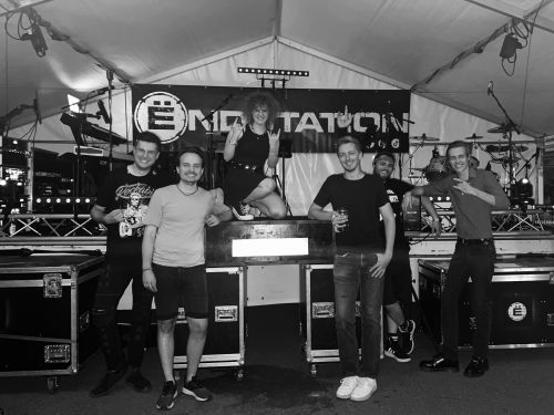 Die Coverband Eendstation (auch bekannt als Endstation oder Ëndstation) bei ihrem erstem Gig 25 mit neuer Sängerin in Raindorf.