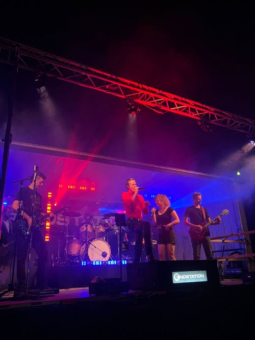 Die Coverband Eendstation (auch bekannt als Endstation oder Ëndstation) spielt live in Hochstadt am Main beim Bergfest.